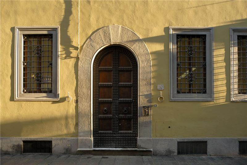 red_ancient_entry_from_via_del_giglio.jpg