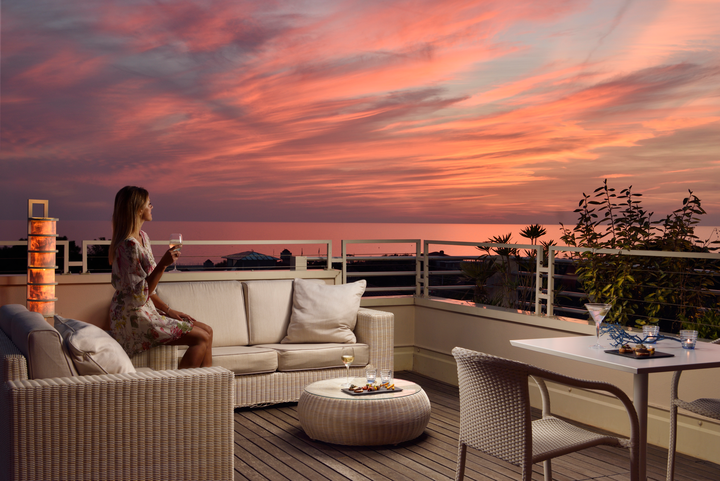 UE_Versilia_Lido_Camaiore_Terrace_Aperitif_People.png