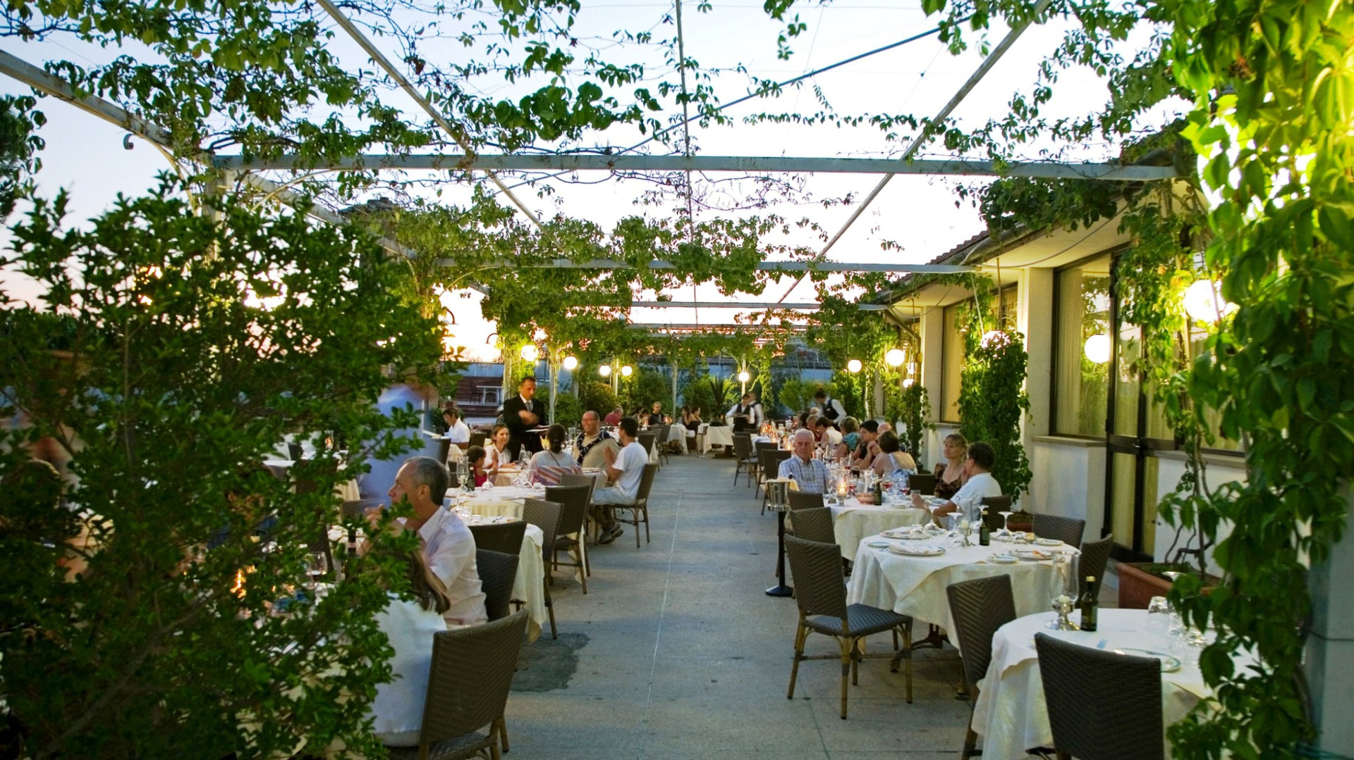 Ristorante-terrazza-by-night.jpg