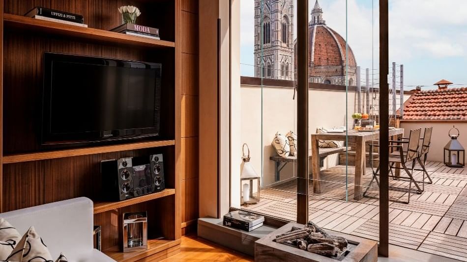 ue-repubblicafirenzeluxuryapartments-firenze-suite-duomo-terrace-duomoview-hero-1900x1267-8ca86883-59f8-4e11-9c61-f71e7237935f_wide.jpg